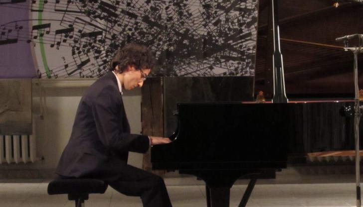 Николай тази година завърши Училището по изкуствата в Русе