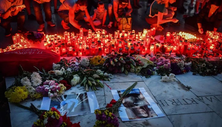 Хиляди румънци излязоха снощи на протест скандализирани от бавната реакция на полицията Хиляди румънци излязоха снощи на протест скандализирани от бавната реакция на полицията