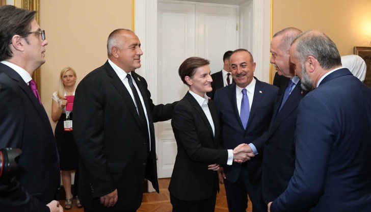 Бойко видя своя шанс да израсне над националния си ръст и да стане Бойко Балкански Бойко видя своя шанс да израсне над националния си ръст и да стане Бойко Балкански