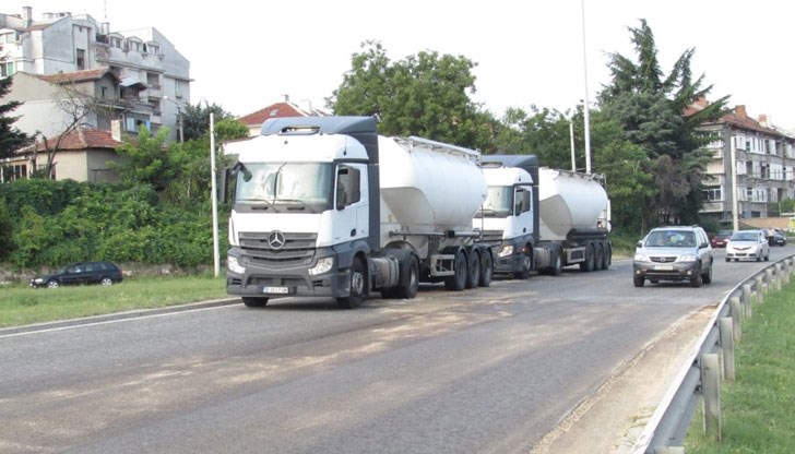 Аварирала румънска цистерна блокира движението по булевард „България"