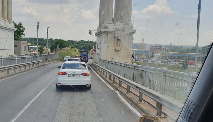 Трафикът е интензивен на вход за леки автомобили Трафикът е интензивен на вход за леки автомобили