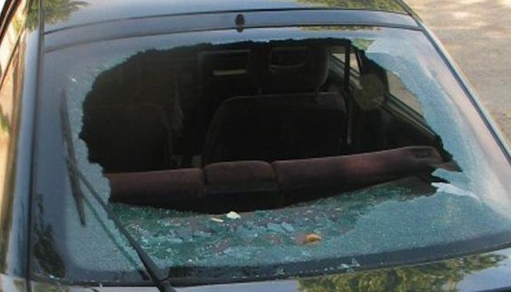 Автомобилът бил паркирана пред блок „Орфей“, а прозорецът бил счупен със стъклена чаша, която е открита вътре