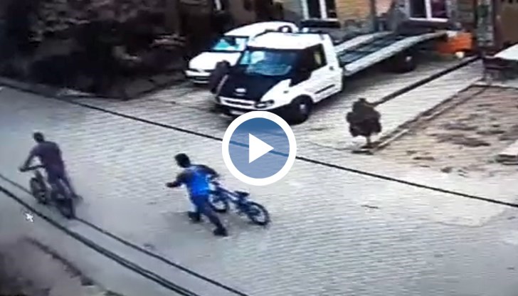 Мъжът с "лепкави пръсти" изглежда не знае, че квартала е опасан с камери