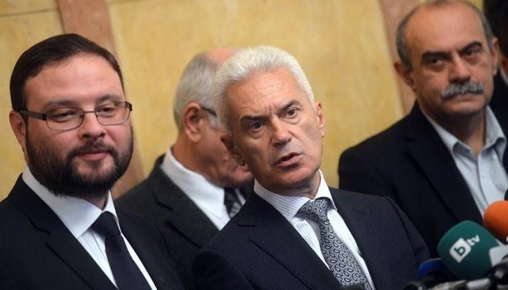 Решението за "отлюспването" на депутатите от "Атака" беше взето в четвъртък с 20 гласа "за" и нито един "против" и "въздържал се"