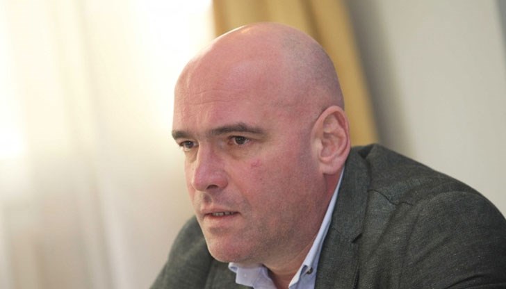 ​Арестуваният младеж хем е голям специалист, хем е допуснал елементарни грешки, позволили на МВР и прокуратурата бързо да го идентифицират