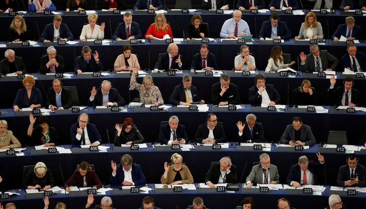 Единственият, който има нещо общо с България, е родената в София Клара Добрев, съпруга на бившия унгарски социалистически премиер Ферен Дюрчан Единственият, който има нещо общо с България, е родената в София Клара Добрев, съпруга на бившия унгарски социалистически премиер Ферен Дюрчан