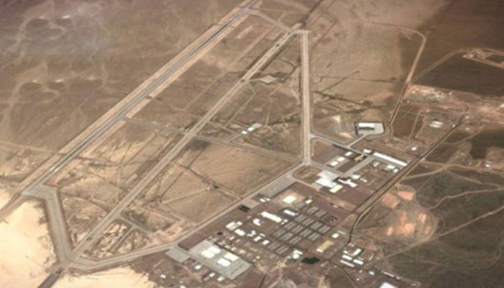 Зона 51 е база, в която се смята, че се съхраняват останките от извънземните, които са се разбили в Розуел, Ню Мексико