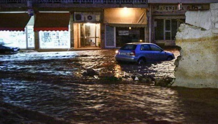 Сили на пожарната през цялата нощ оказваха помощ на блокирани в колите хор Сили на пожарната през цялата нощ оказваха помощ на блокирани в колите хор