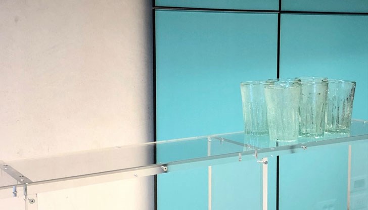 За инсталацията в Българския павилион с куратор Вера Млечевска са използвани едва 10-ина кв.метра евтин фибран и няколко рафтчета от плексиглас, на обща цена не повече от стотина-двеста лева, алармират от сдружение „Зограф“