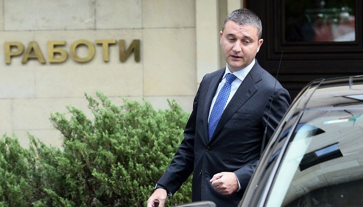 След толкова много скандали и за държавата, и за гражданите ще бъде по-добре, ако финансовият министър ги освободи от обременяващото си присъствие