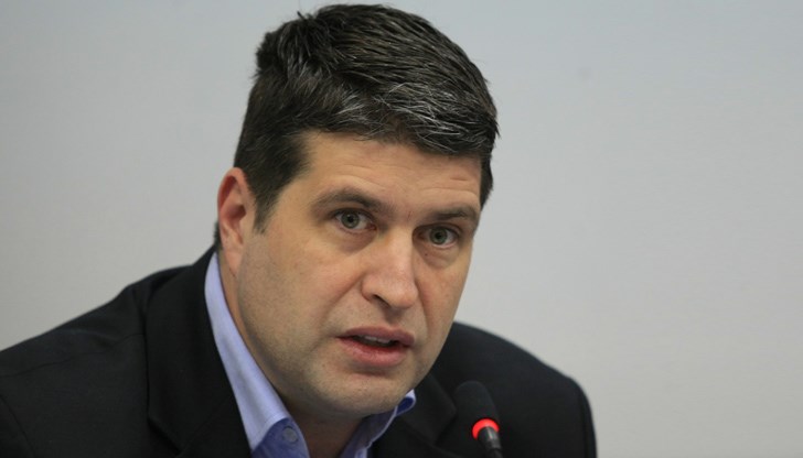 Малко вероятен сюжет е някой вътрешен човек да е имал достъп до откраднатите данни Малко вероятен сюжет е някой вътрешен човек да е имал достъп до откраднатите данни