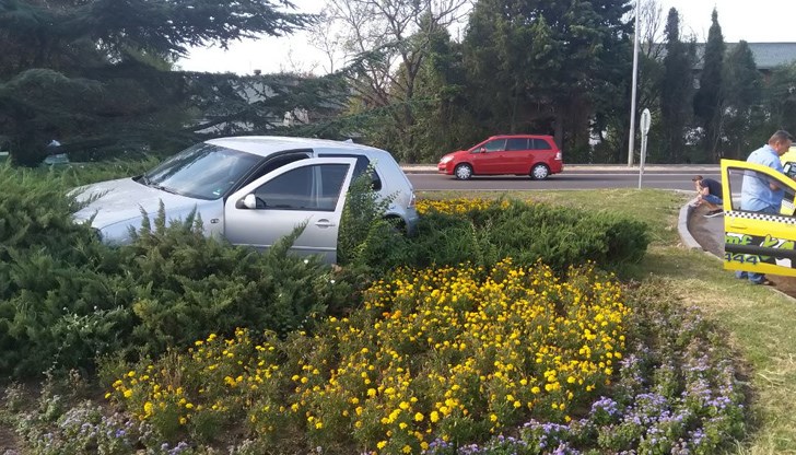 Младият шофьор завил рязко вляво, преминал през бордюрите и колата спряла в зелената площ