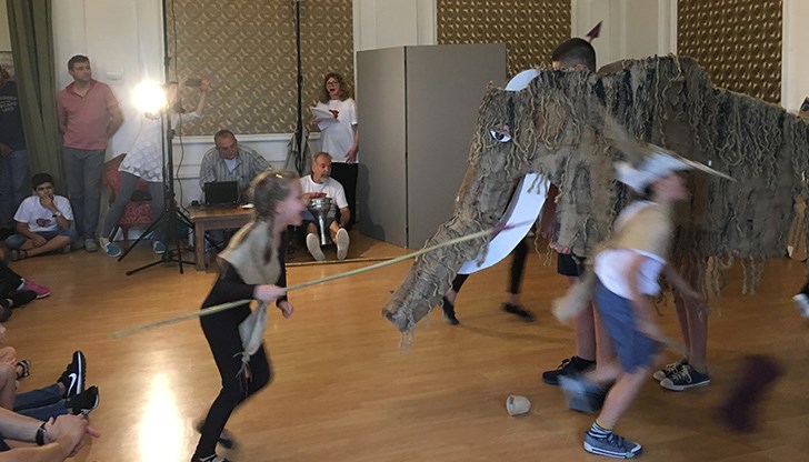 Сюжетът на праисторическата драма създадоха и описаха момичетата и момчетата от ателие "Перо" на Илия Деведжиев