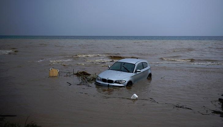 Властите предупредиха хората да бъдат внимателни заради проливните дъждове и силен вятър
