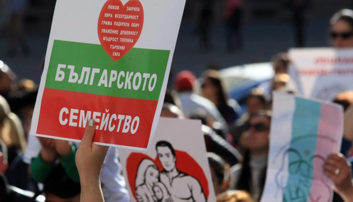 Дунав мост ще бъде всекидневно блокиран, докато не бъде върнато законодателството от 2000 г., касаещо децата ни! Дунав мост ще бъде всекидневно блокиран, докато не бъде върнато законодателството от 2000 г., касаещо децата ни!