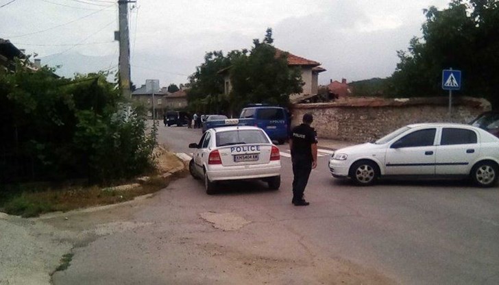 Според местни хора синът е бил психически неуравновесен и често вдигал скандали на родителите си