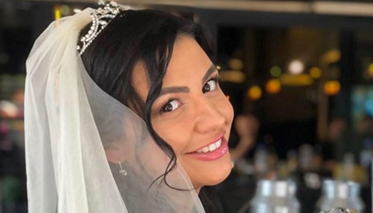 Бременна в шестия месец, тя подписа брак с издателя Явор Стефанов в много тесен семеен кръг