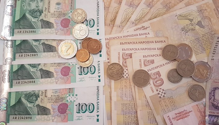 Паричната награда е за нейната отдаденост към поколения български ученици