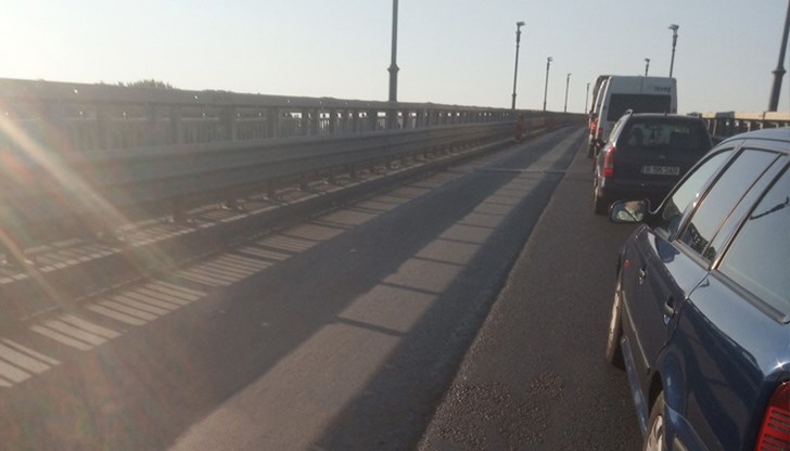 Стотици хора в коли и камиони са принудени да чакат в жегата на моста