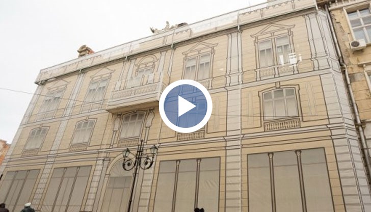 Повече от 10 години красивата фасада на старата полиция в центъра на Русе е в окаяно състояние и може да се събори