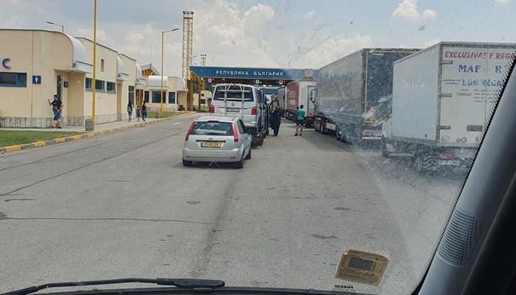 Трафикът е интензивен на вход за леки автомобили Трафикът е интензивен на вход за леки автомобили