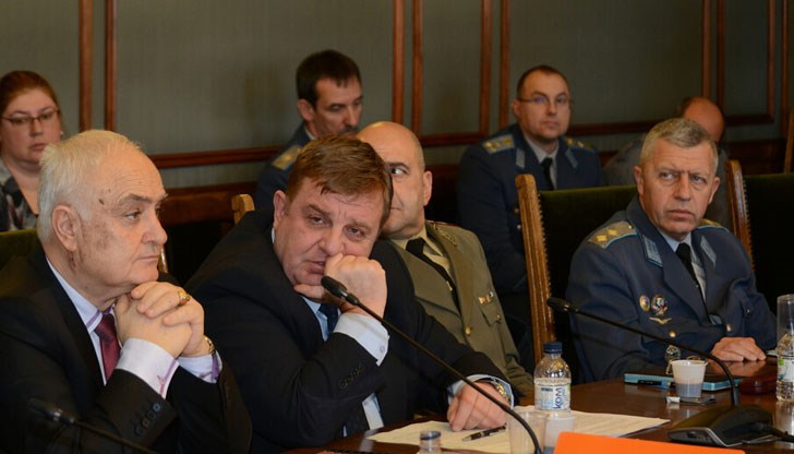 Чуха се спекулации, но няма такова нещо, заяви министърът на отбраната по време на заседанието на Комисията по отбрана