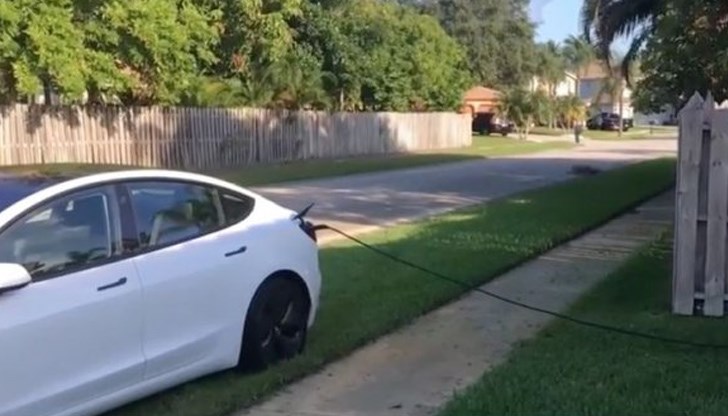 Шофьорът вкара колата си насред моравата на напълно непознат човек, най-безцеремонно опъна дълъг кабел през двора му и цяла нощ краде електричество от него Шофьорът вкара колата си насред моравата на напълно непознат човек, най-безцеремонно опъна дълъг кабел през двора му и цяла нощ краде електричество от него