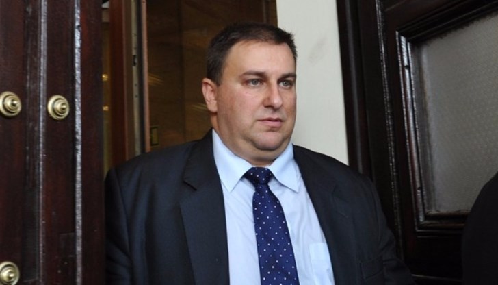 Явно това се прави по нечия политическа поръчка Явно това се прави по нечия политическа поръчка