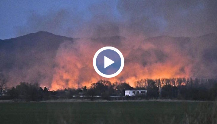Огънят стигна до първите къщи на село след като изпепели десетки декари