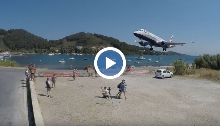 Моментът, в който кацащ самолет, отвява туристи на остров Скиатос
