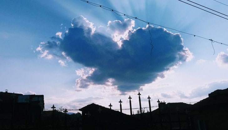 Да се надяваме, че появата на „влюбения“ облак е добро предзнаменование за града, коментира авторката на снимката