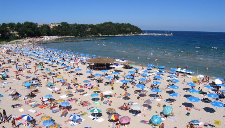 Една нощ в хотел в Черноморец излиза колкото 2 шезлонга на плажа