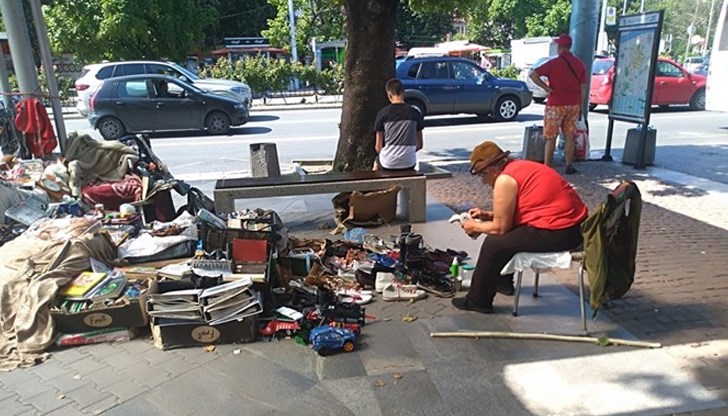 Рада: Разпродавам вещите от моите внуци, защото майка ми и брат ми починаха и оставиха дългове Рада: Разпродавам вещите от моите внуци, защото майка ми и брат ми починаха и оставиха дългове