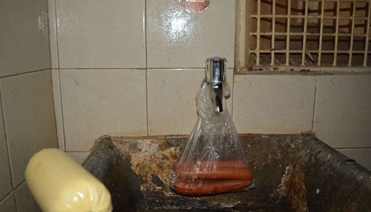 Дървеници, мухъл, лоша хигиена, открита за чужди погледи тоалетна, липса на свеж въздух - това е само част от букета с "екстри", който арестантите получават с килията си от 16 кв. м. Дървеници, мухъл, лоша хигиена, открита за чужди погледи тоалетна, липса на свеж въздух - това е само част от букета с "екстри", който арестантите получават с килията си от 16 кв. м.