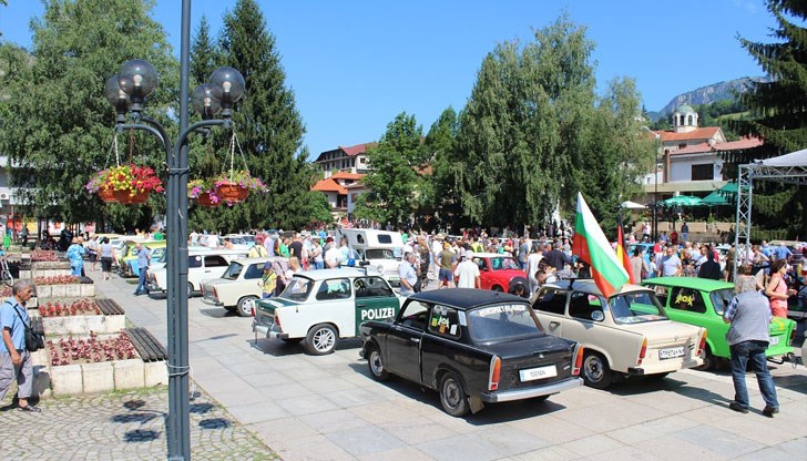 На площада в града освен трабанти, бяха изложени и коли от добре познатите от миналото марки „Лада“, „Вартбург“, както и редкия „Москвич 311“