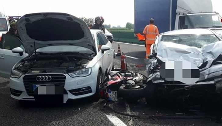 В катастрофата участвали четири коли, мотор и ТИР
