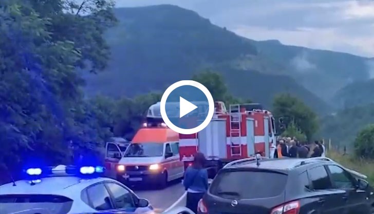 Жена е пострадала и е откарана в болница