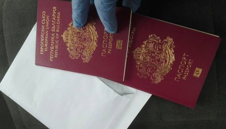 Причината е, че двамата бизнесмени не поддържат инвестициите, срещу които са взели българските си паспорти