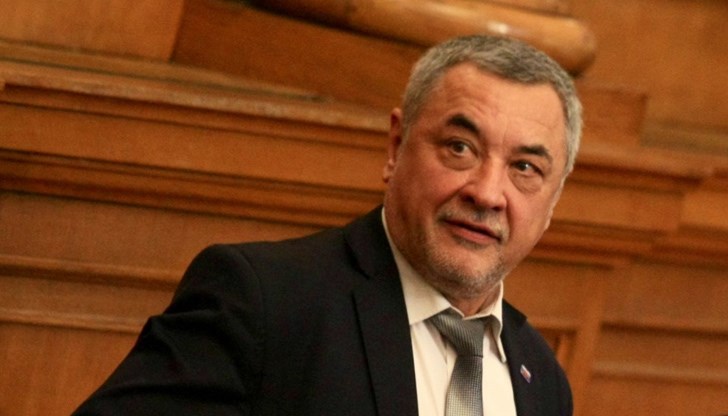 Ако полицията му поиска лична карта – той в шортите си не носи лична карта… Изсмива им се и продължава Ако полицията му поиска лична карта – той в шортите си не носи лична карта… Изсмива им се и продължава