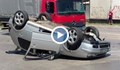 Голф се обърна по таван на кръстовище в София