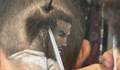 Бръснар прави портрети от коса