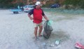 Безработен мъж всяка вечер чисти плаж Болата