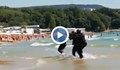 Необичаен "подарък" получиха плажуващите във Варна