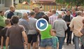Протестиращи в село Мрамор: Чумата е в парламента!
