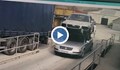 Глобиха мъж, че кара кола с друга кола върху покрива