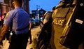 Въоръжен мъж се барикадира и рани шестима полицаи във Филаделфия