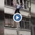 Руски полицай спаси бебе, провесено през балкон