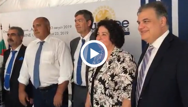 Преди самото откриване Мехмед покани Борисов и другите на обща снимка