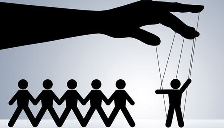 А народът мазохистично се наслаждава на ударите с камшик и иска още и още, докато умре