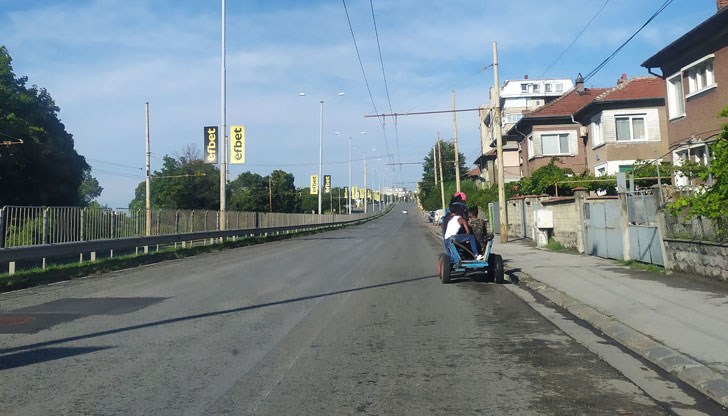 Каруца с роми се движи без да е оборудвана със съответната сигнализация или регистрация по бул. "България" в Русе